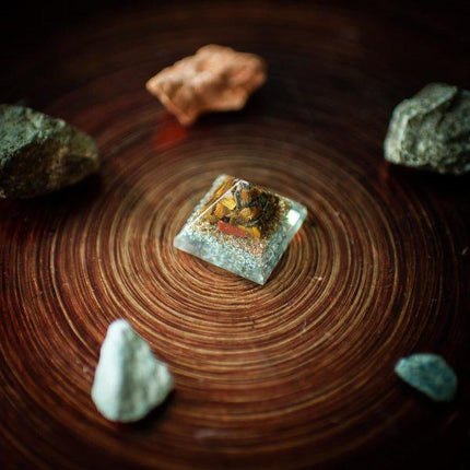 Mini Pyramide Orgonite "Purification et Protection" Oeil de tigre