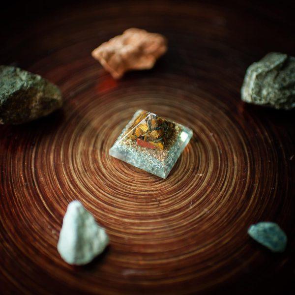 Mini Pyramide Orgonite "Purification et Protection" Oeil de tigre